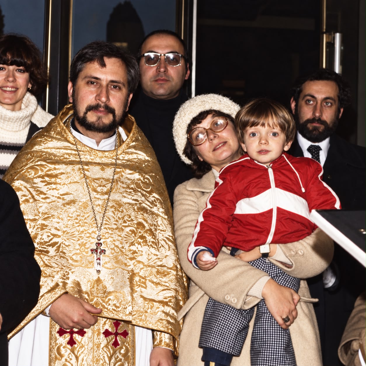 Anni '80: Padre Marco dopo una funzione domenicale, con alcuni fedeli